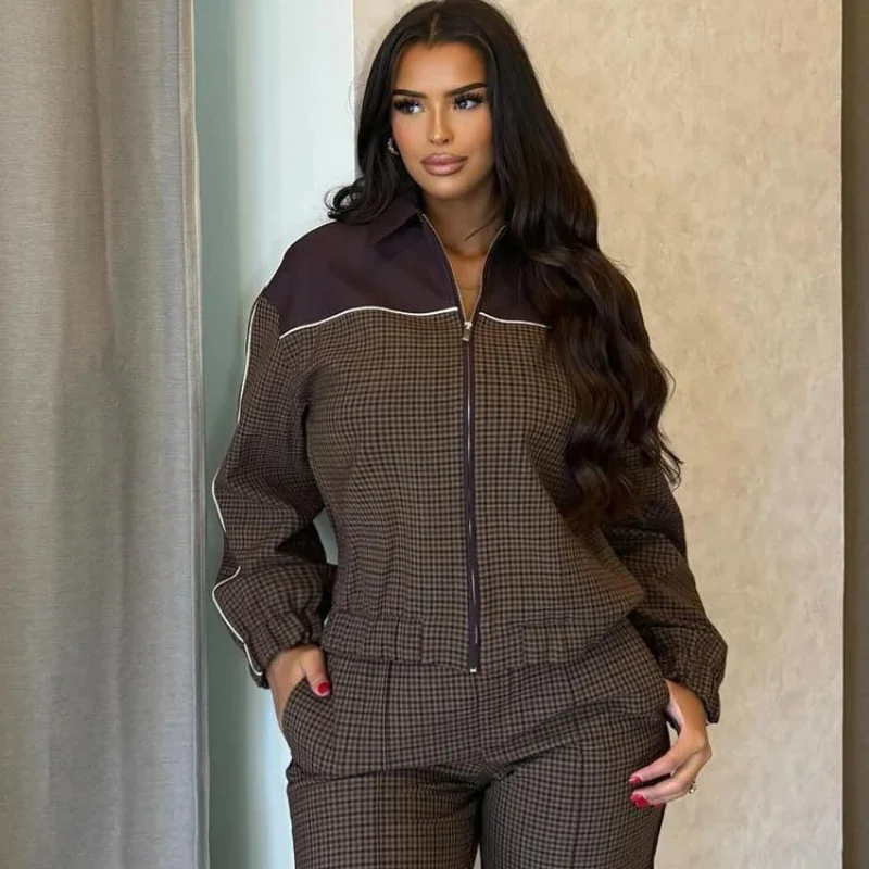 Amelia – Long-Sleeved Coat with a Fold-Over Collar and Zip Closure - Image 3
