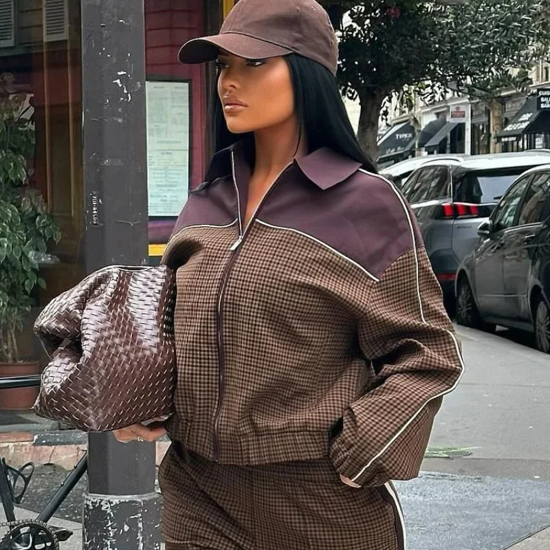 Amelia – Long-Sleeved Coat with a Fold-Over Collar and Zip Closure - Image 6