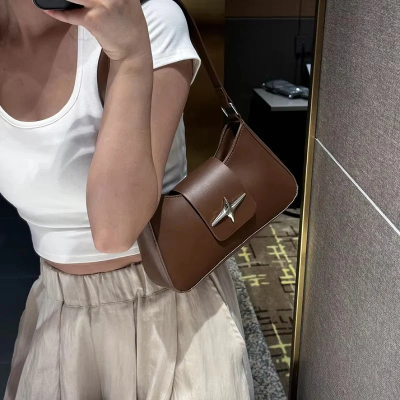 Emma – Modern Shoulder Bag with Long Strap and Zipper - Image 8