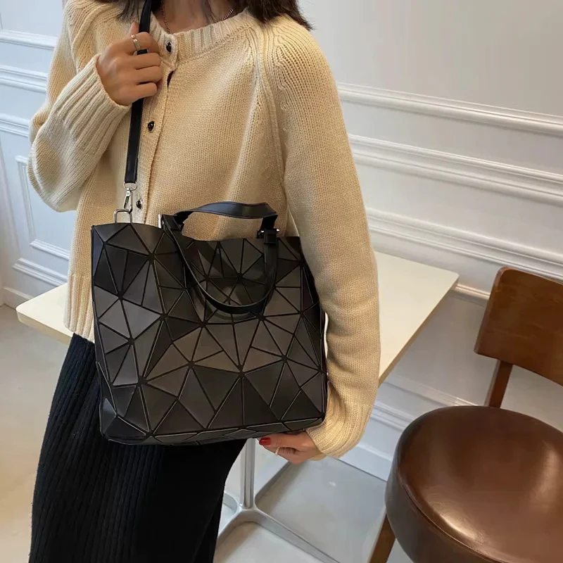Julia – Large Capacity Shoulder Bag with Geometric Design - Image 7