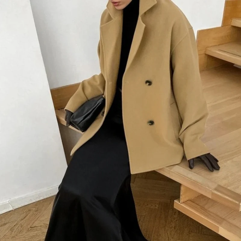 Liana – Long coat with a dropped collar and button closure - Image 3