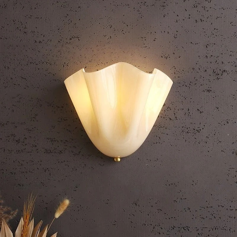 LumaBloom – LED wall lamp with petal design - Image 7