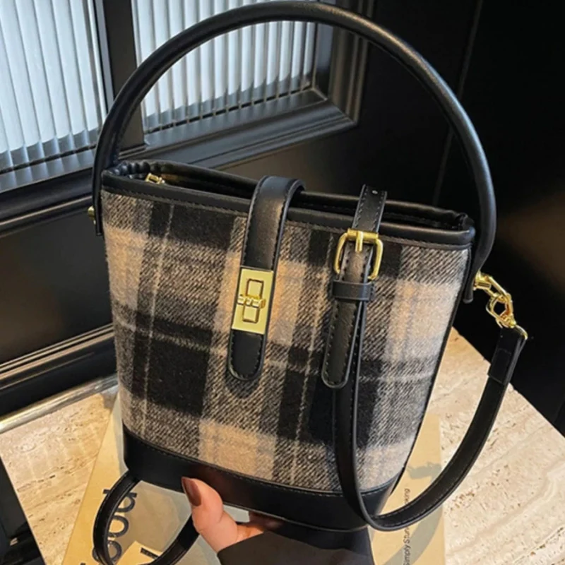 Maelle – Women's Shoulder Bag with Large Storage Space and Checkered Pattern - Image 6