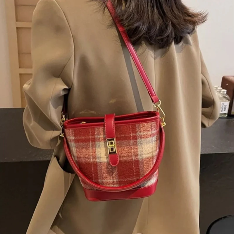 Maelle – Women's Shoulder Bag with Large Storage Space and Checkered Pattern - Image 8