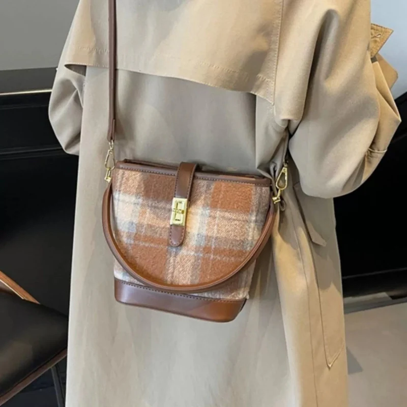 Maelle – Women's Shoulder Bag with Large Storage Space and Checkered Pattern - Image 9