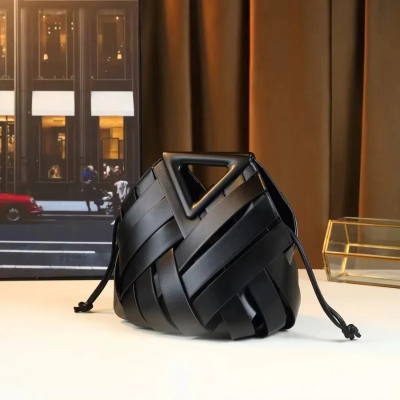 Mirthe – Handbag with Magnetic Clasp & Adjustable Shoulder Strap - Image 4