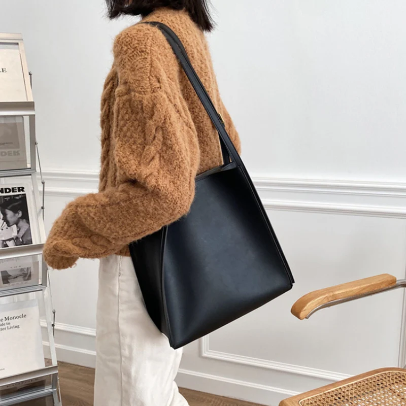 Olivia – Women's Bag with Adjustable Shoulder Strap and Zipper Pocket - Image 7