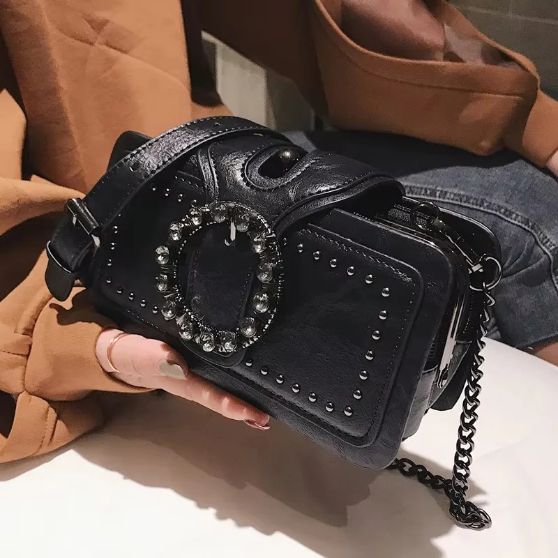 Sanne – Modern Shoulder Bag with Long Strap and Zipper - Image 4